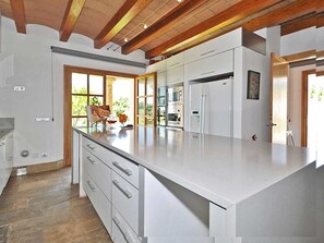 Refrigerador, microondas, horno y lavavajillas 