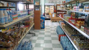 A grocery store aisle with shelves stocked with various food items and beverages. - APCOSTAS San Antonio / Three Dedrooms (Alcoceber)