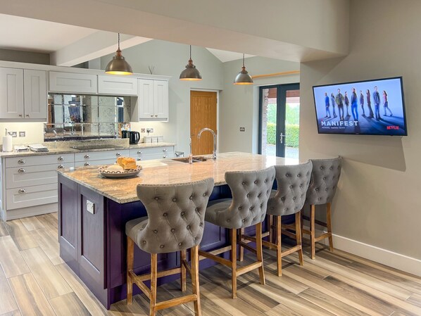 ثلاجة، ميكروويف، فرن، غسالة أطباق