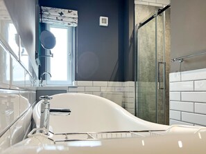 Baignoire, serviettes fournies