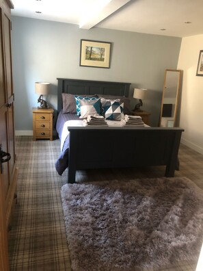 2 chambres, fer et planche à repasser, lit de bébé portatif