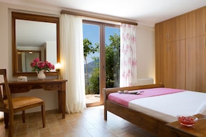 3 chambres, coffre-fort, bureau, fer et planche à repasser