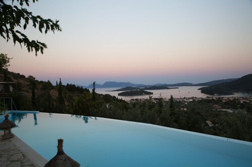 Luxury villa overlooking the sea with private pool-Villa Rose