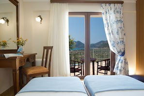 3 bedrooms, in-room safe, desk, iron/ironing board