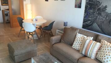 Smart-tv, boeken en een stereo