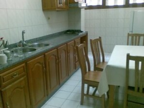 Fridge, microwave, stovetop, dishwasher - 3 bedroom apartment in Ponte de Lima, located in the historic area (Ponte de Lima)