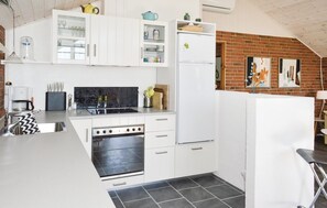 Fridge, stovetop, dishwasher, coffee/tea maker - Stunning home in Hadsund with kitchen (Hadsund)