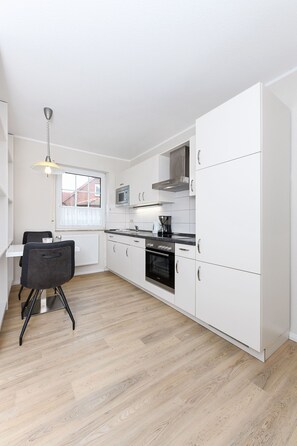 Kühlschrank, Mikrowelle, Ofen, Geschirrspüler