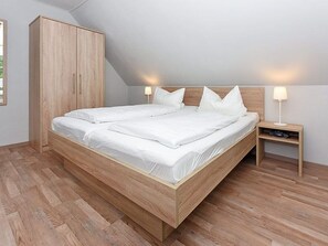 2 bedrooms, iron/ironing board, WiFi