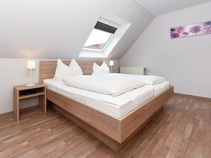 2 bedrooms, iron/ironing board, WiFi