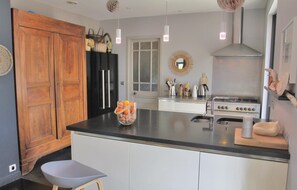 Een koelkast, een oven, een kookplaat, een vaatwasser