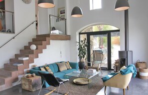 Televisie, een open haard en een tafeltennistafel