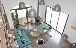 Televisie, een open haard en een tafeltennistafel