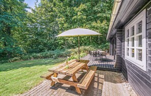 Outdoor dining - Nice home in Kruså with WiFi (Kruså)