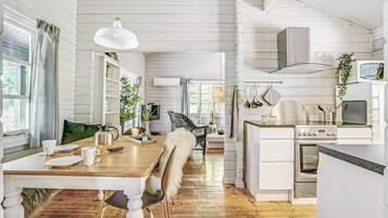 JÀÀkaappi, liesi, kahvin-/teenkeitin