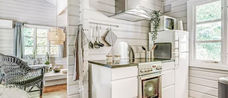 Réfrigérateur, four à micro-ondes, surface de cuisson, cafetière-théière