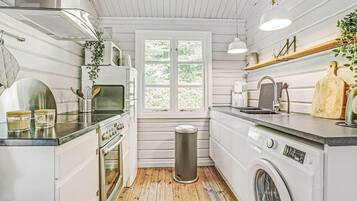 JÀÀkaappi, liesi, kahvin-/teenkeitin