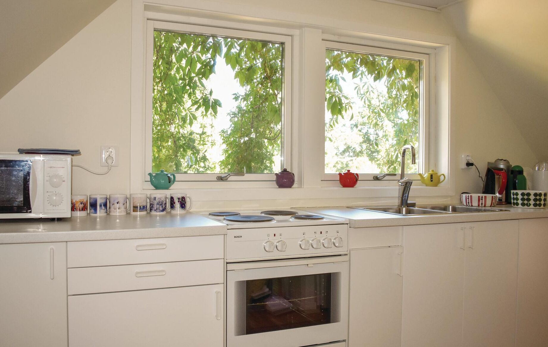 Køleskab, kogeplade, kaffe-/temaskine