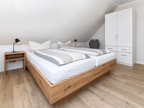 2 bedrooms, iron/ironing board, WiFi