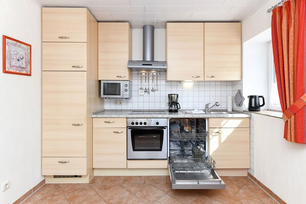 Kühlschrank, Mikrowelle, Ofen, Geschirrspüler