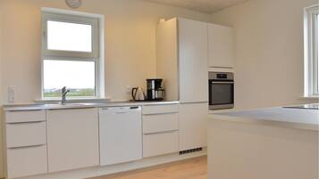 Køleskab, kogeplade, opvaskemaskine, kaffe-/temaskine