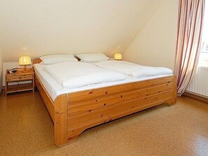 2 bedrooms, iron/ironing board, WiFi