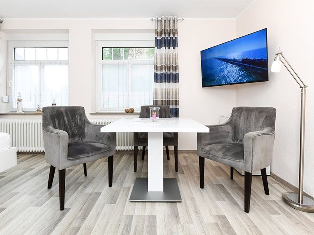 Wohn- und Schlafraum mit räumlich abgeteiltem Küchenbereich