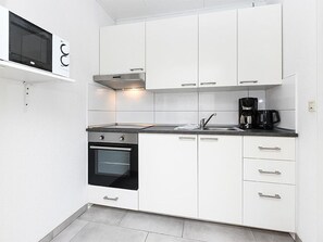 Fridge, microwave, oven, dishwasher - Apartment Ground floor - castle restaurant (Werdum)