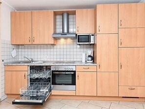 Kühlschrank, Mikrowelle, Ofen, Geschirrspüler
