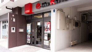 Ein Gebäude mit einem Schild, auf dem 'Mr. KINJO' steht.