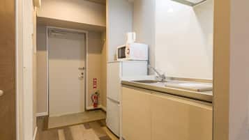 Habitación estándar doble | Cocina básica privada | Frigorífico, microondas y placa de cocina