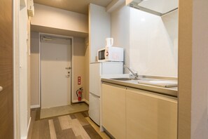 Standard Double Room | Private kitchenette | Fridge, microwave, stovetop - Mr.KINJO in NISHIZAKI (Itoman)