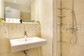 Douche, sèche-cheveux, savon, papier toilette