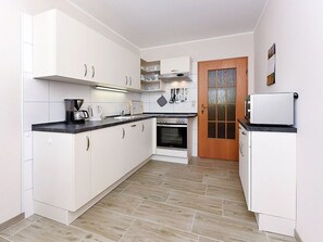 Kühlschrank, Mikrowelle, Ofen, Geschirrspüler