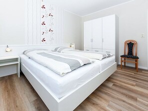 2 bedrooms, travel cot, WiFi