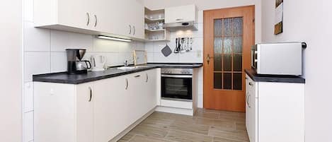 Een koelkast, een microgolfoven, een oven, een vaatwasser