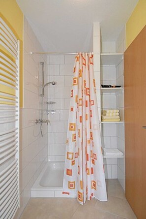 Dusche, Handtücher, Seife, Toilettenpapier