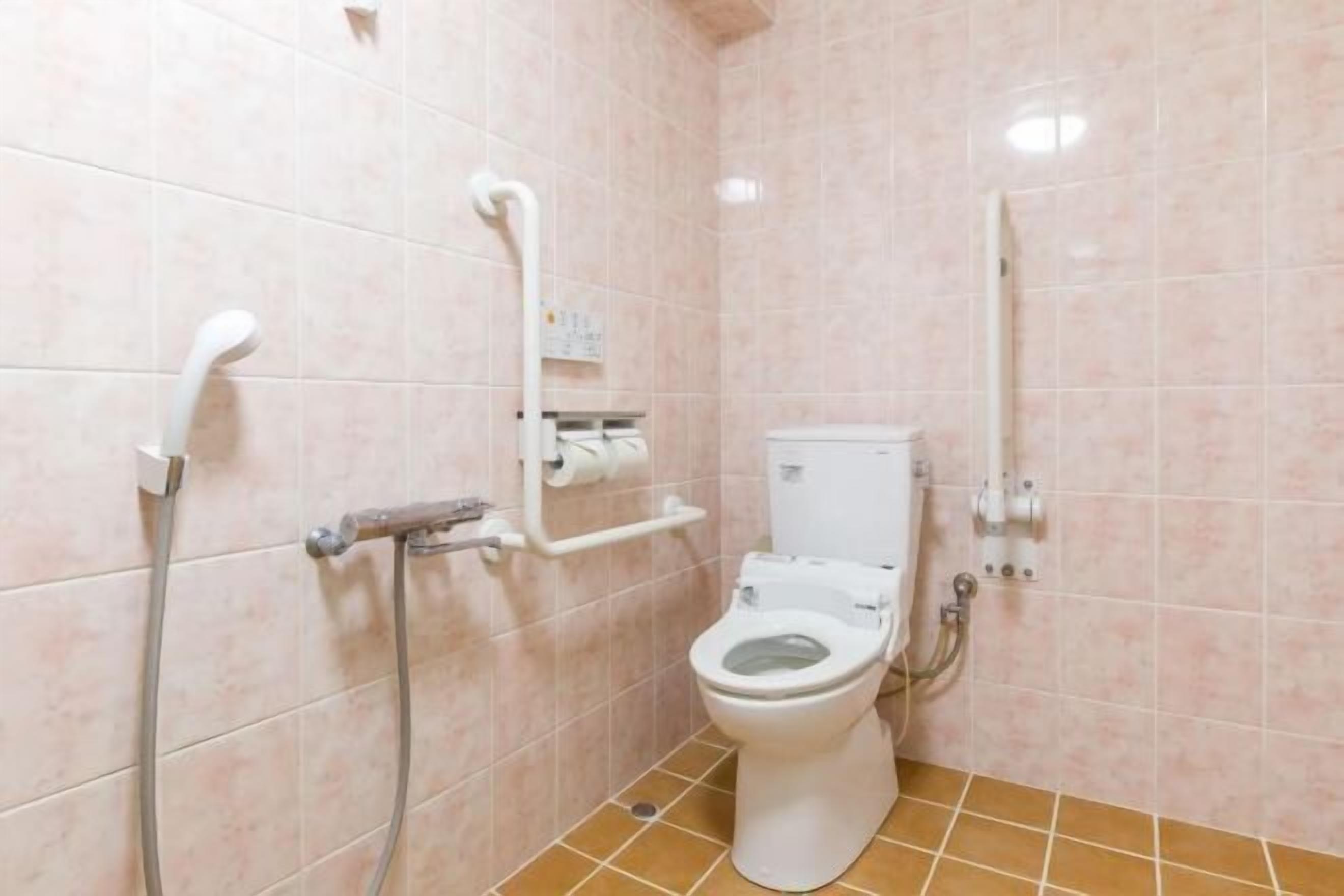 Bañera y ducha independientes, bañera profunda, secador de pelo, toallas