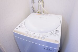 Separate tub and shower, deep soaking tub, hair dryer, towels - Mr.KINJO EMINENCE INN MAKISHI (Naha)