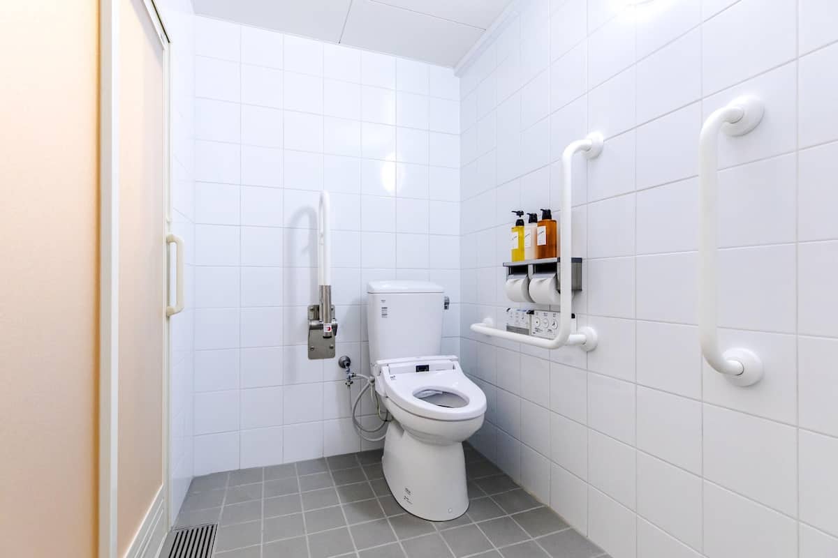 Dobbeltrom – standard, ikke-røyk (Annex Accessible Double Room [24sqm]) | Bad | Separat badekar og dusj, dype avslapningsbadekar, hårføner og håndklær