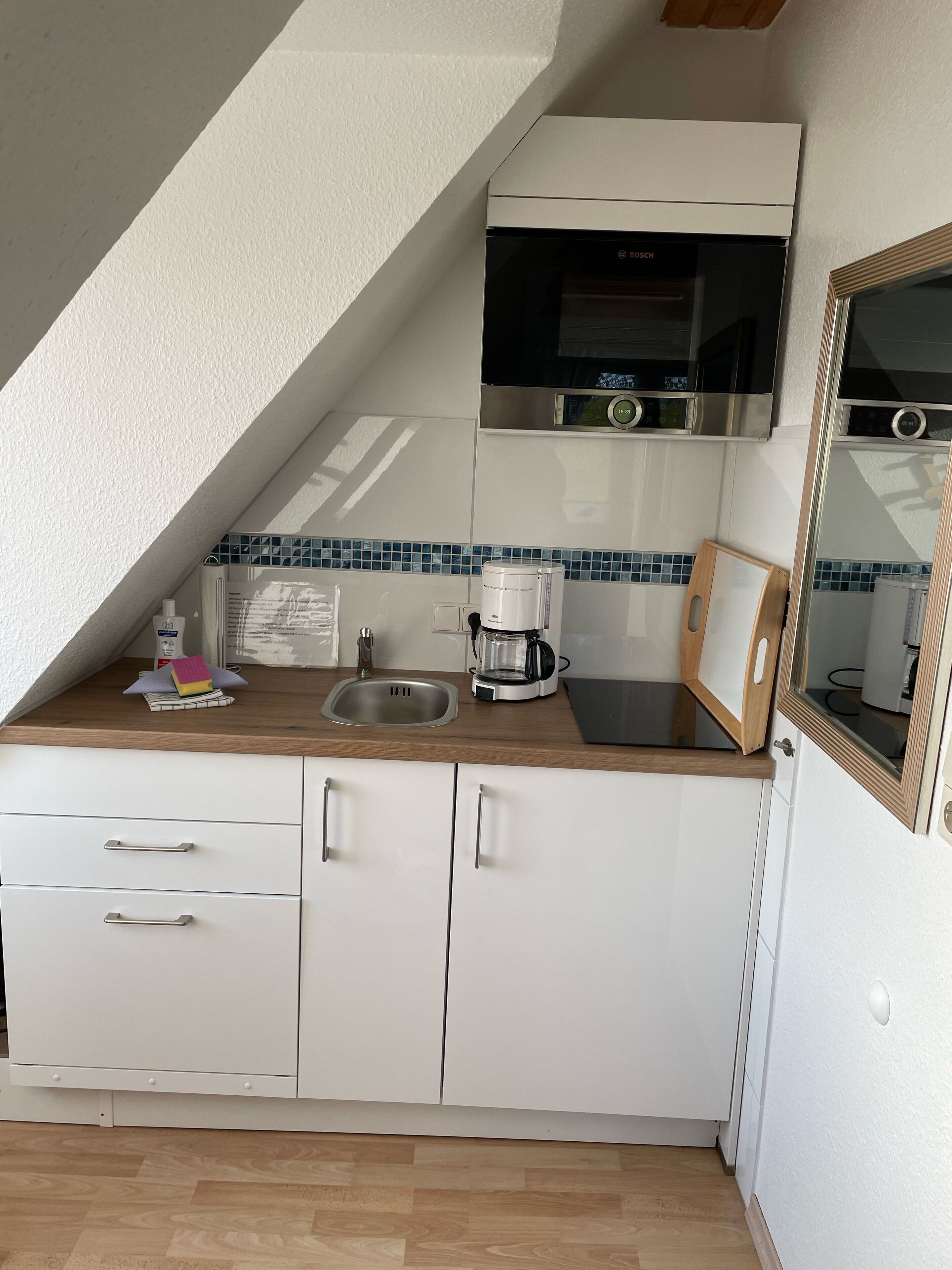 Kylskåp, diskmaskin, kaffe- och tebryggare och vattenkokare