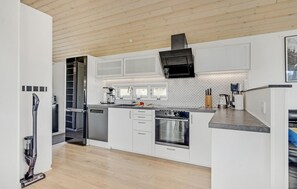 Fridge, oven, stovetop, dishwasher - Stunning home in Rudkøbing with sauna (Rudkøbing)