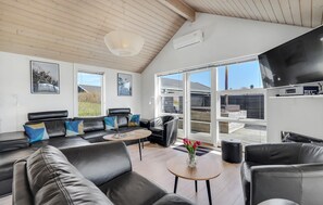 TV, fireplace, table tennis - Stunning home in Rudkøbing with sauna (Rudkøbing)