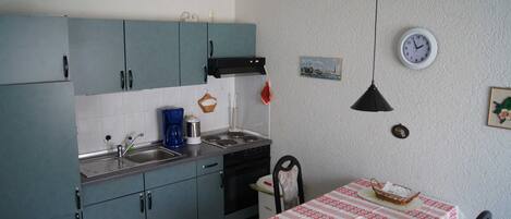 Fridge, oven, coffee/tea maker, electric kettle