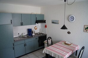 Fridge, oven, coffee/tea maker, electric kettle - Apartments House Angela, A. Möller - Apartment Green (Kappeln)