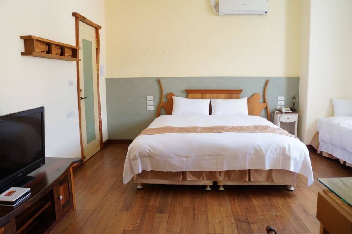 Desk, rollaway beds, free WiFi