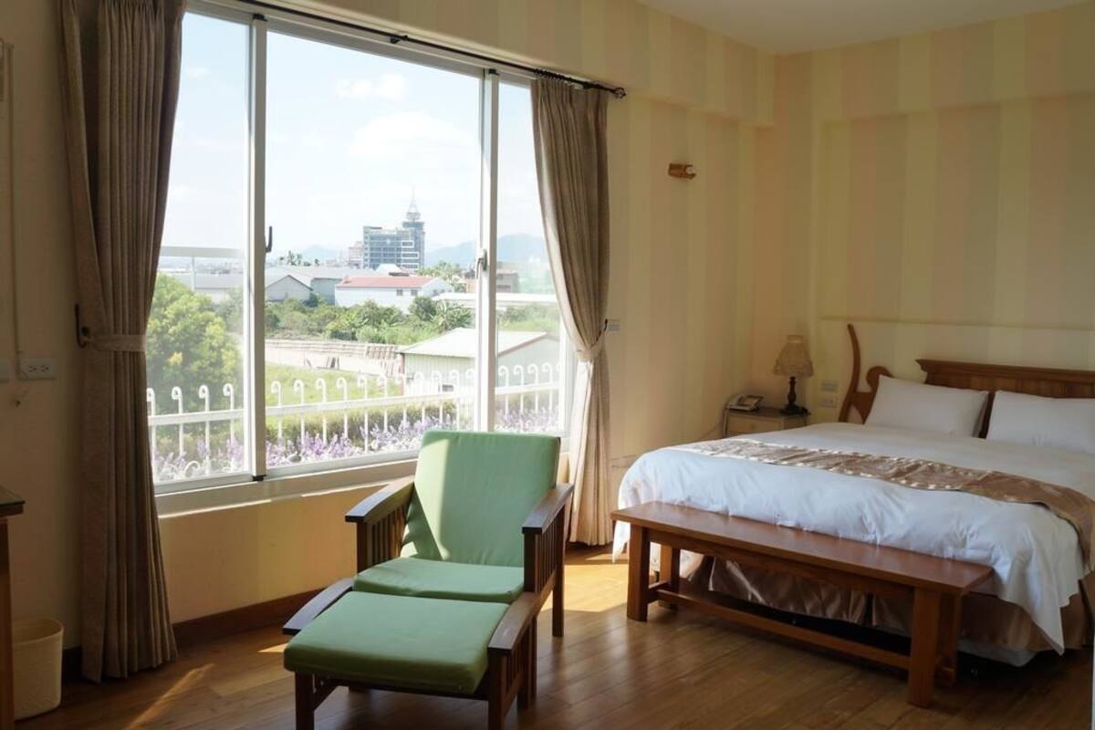 Desk, rollaway beds, free WiFi
