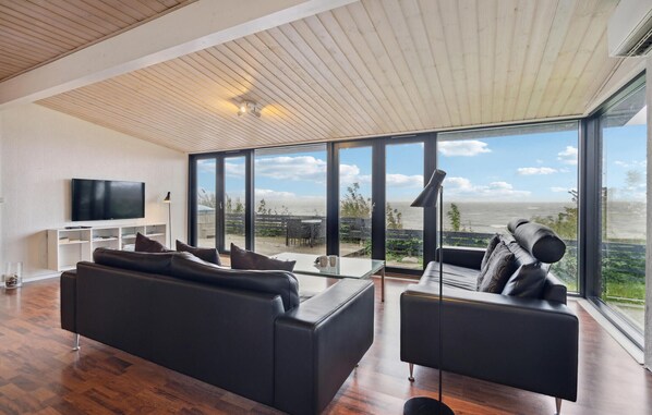 TV, fireplace - 4 bedroom stunning home in Strøby (Strøby)