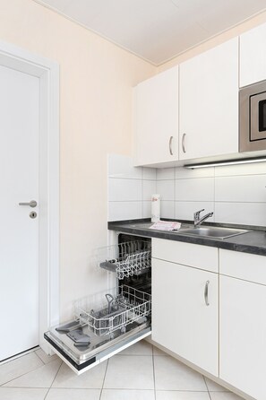 KĂŒhlschrank, Mikrowelle, Ofen, GeschirrspĂŒler