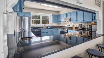 Frigorifero, microonde, forno, piano cottura